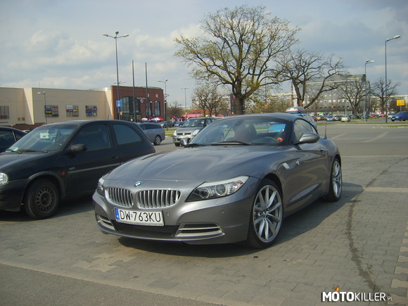 Piękna BMW na parkingu koło galerii Magnolia Park we Wrocławiu –  