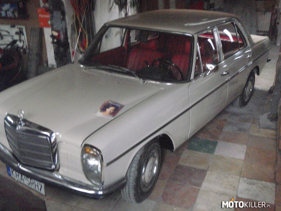 Mr. Mercedes-Benz 220D – Mercedes-Benz 220D z 1970r. W 100% Oryginał. Odrestałrowałem go z tatą w naszym garażu. Przedtem wyglądał ochydnie, a teraz PIĘKNIE. Moc 75km PRZERAŻA. 