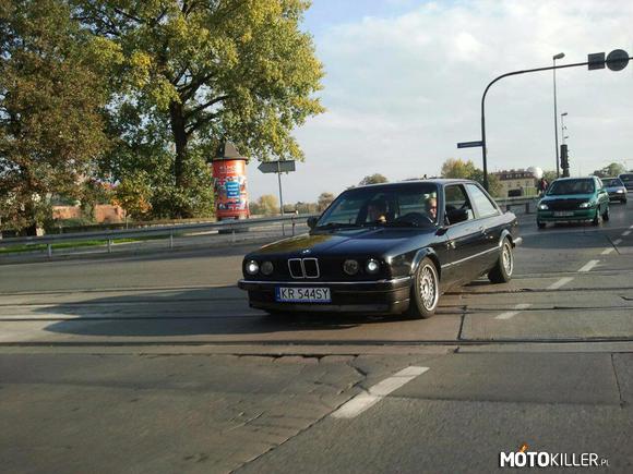 SKRADZIONO BMW – Dzisiaj (31.01.2013) w Krakowie między godzina 1 a 5 w nocy została skradziona czarna BMW e30 tak zwana wąska lampa o numerze rejestracyjnym KR 544SY. E30 miała zrobione lampy w stylu black hella oraz chromowane zderzaki. Ktokolwiek jest w stanie pomóc w odnalezieniu samochodu proszony jest o kontakt pod numerem telefonu 516 361 122. Bardzo proszę o udostępnianie postu !!!!!!!! 