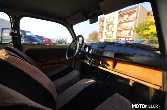 Trabant 601. Wnętrze – Ciąg dalszy zdjęć mojego trabanta tym razem wnętrze. 4-biegowa skrzynia biegów przy kierownicy + stare pokrowce na siedzenia 