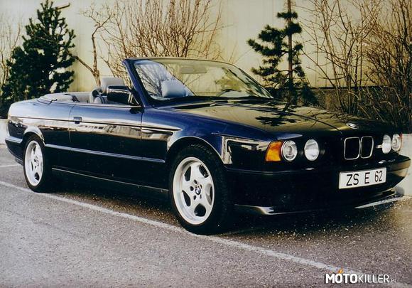 E34 cabrio – W latach 80-tych minionego wieku sportowa dywizja BMW nie była tak dobrze rozwinięta jak dziś. Aktualnie pojazdy z logo “M” znajdują się praktycznie w każdej serii samochodów BMW, nawet jeśli chodzi o SUVy. Wówczas jednak Niemcy wpadli na jeden, bardzo ciekawy pomysł, który niestety nie doczekał się realizacji. Ich zamiarem było stworzenie modelu M5 E34 w kabrio!

Okazuje się jednak, że plany poszły nieco dalej. Opracowano nawet prototyp, który firma z Bawarii miała pokazać na targach motoryzacyjnych w Genewie, w roku 1989. W ostatniej chwili szefostwo firmy postanowiło jednak zrezygnować z tego projektu, gdyż mógłby on zagrozić sportowej serii M3. Niemiecka firma zatrzymała jednak prototyp, aby pokazać go światu dopiero teraz – 20 lat po zamierzonej premierze. Samochód pokazano podczas specjalnego zgromadzenia, na cześć 25-urodzin modelu M5.

Wielka szkoda, że zrobiono to dopiero teraz, bowiem pojazd wygląda bardzo ciekawie. Z mocnym silnikiem pod maską i unikalnym wyglądem stałby się zapewne częstym bywalcem turystycznych miejscowości. 