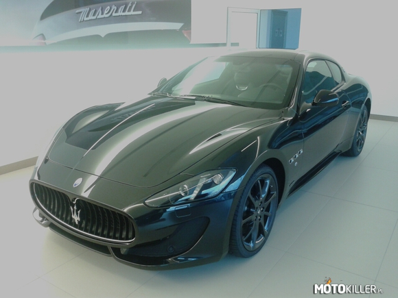 Maserati GranTurismo – dodałbym tez fotkę F12 Berlinetty, nowego Quattroporte i F430 Scuderii, tylko że jak robiłem zdjęcie tyłu tego Maserati przyszedł sprzedawca i powiedział że nie mogę robić zdjęć.. 