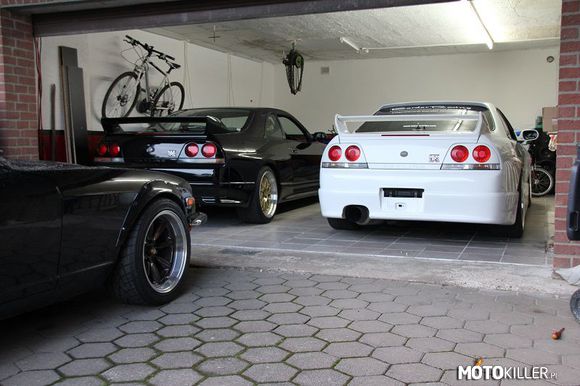 A ty którego wybierzesz na niedzielną przejażdżkę? – Dwa Nissany Skyline R33 GTR. 
