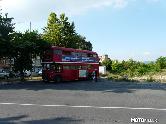 Angielski autobus w Bułgarii – Taki autobus spotkalem w Bułgarii podczas tegorocznego urlopu. Oczywiście jak każdy motokiller pojechalem samochodem. Efekt ponad 3000 km. Jeżeli macie jakieś pytanie odnośnie najkorzystniejszej trasy, czasu lub chcecie więcej zdjęć, piszcie śmiało. Pzdr 