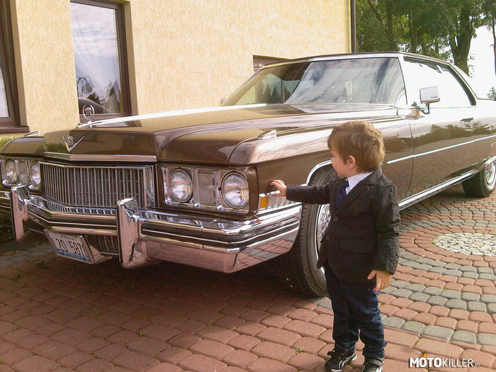 Mój syn przy Cadillac&apos;u Coupe Deville z 1972 roku – 8.2 litra 340KM silnik V8 na weselu u kuzynki. 