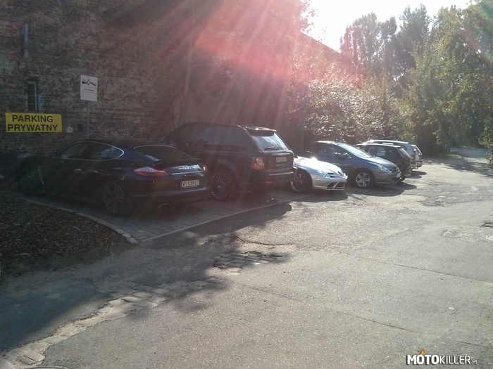 Parking w Zielonej Górze – Sorry za słąbą jakość zdjęcia, ale liczą się samochody - Porsche Panamera Turbo, Range Rover oraz Mercedes McLaren SLR. 
