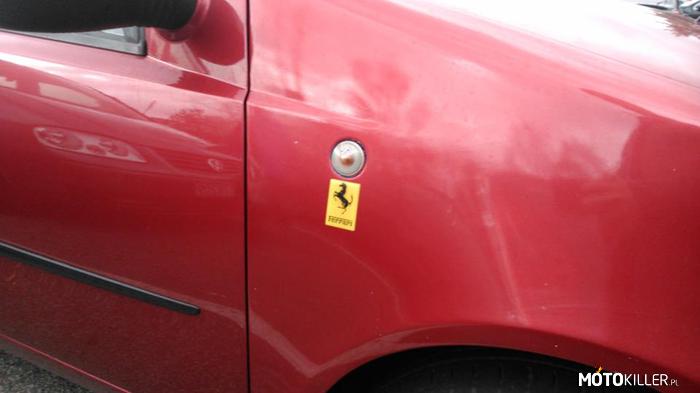 Takie tam na parkingu – Powiedzcie mi co robi znaczek Ferrari na Fiacie Punto? 