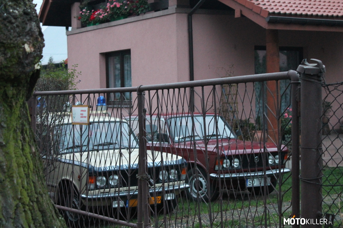 Dwa Fiaty 125p – Wczoraj idąc sb ulicą spostrzegłem taki oto widok dwa Polskie Fiaty 125p.
Jednym z nich jest pojazd sanitarny. 