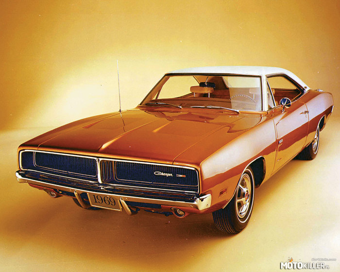 Trochę historii – Dodge Charger był odpowiedzią Dodge’a na nową modę samochodów typu muscle car zapoczątkowaną przez Pontiaca GTO. Bazą dla Chargera był średniej wielkości Dodge Coronet oparty na płycie podłogowej Chrysler B-body. Pierwszy model zjechał z taśm produkcyjnych w 1966 roku, cechował się 2-drzwiowym nadwoziem typu fastback. Produkcję Chargera zakończono w 1978, powstały cztery generacje modelu. Ostatnia z nich oparta została na Chryslerze Cordoba. 