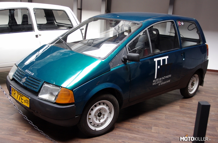 Prototyp FSM BESKID – FSM Beskid (FSM Beskid 106) - polski samochód koncepcyjny o jednobryłowym nadwoziu zaprojektowany na początku lat 80. XX wieku w Ośrodku Badawczo-Rozwojowym Samochodów Małolitrażowych BOSMAL w Bielsku-Białej. Łącznie powstało 7 egzemplarzy tego modelu w czterech wersjach.
Historia modelu

W 1981 roku zespół projektantów pod kierownictwem inż. Wiesława Wiatraka rozpoczął prace konstruktorskie nad Beskidem 106. Design opracował Krzysztof Maissner z ASP w Warszawie. W 1982 roku były gotowe plany konstrukcyjne auta oraz rozpoczęto budowę pierwszego prototypu, który został zaprezentowany w 1983 roku.

Karoseria odznaczała się bardzo niskim współczynnikiem oporu powietrza wynoszącym Cx=0,29, który powodował, że Beskid zużywał 3,9 l paliwa na 100 km przy prędkości 90 km/h.

Początkowo w aucie zamontowano chłodzony cieczą silnik o pojemności 594 cm³ i mocy maksymalnej 20,6 kW osiąganej przy 5500 obr./min.

W 1987 roku opracowano wersję modelu Beskid o długości 3,5 m z silnikiem z Fiata 126p BIS. W 1991 roku powstała makieta teoretycznej produkcyjnej wersji samochodu, częściowo zunifikowana pod względem wyglądu zewnętrznego z Cinquecento. Przy jej opracowaniu konstruktorzy z ośrodka BOSMAL i plastycy z krakowskiej ASP skupili się głownie dopracowaniu wnętrza pojazdu. W latach 80. nawiązano współpracę z FSO. Planowano wówczas wykorzystanie w Beskidzie elementów podwozia i silników modelu FSO Wars[1].

Z przyczyn ekonomiczno-politycznych nigdy nie rozpoczęto seryjnej produkcji. Powstało 7 prototypów tego samochodu, z czego 1 został rozbity w próbie zderzeniowej, a 6 przechodziło próby drogowe. Po 1989 roku władze nakazały zniszczenie prototypów, jednak inżynierowie nie wykonali polecenia. Beskida można dziś oglądać w Muzeum Motoryzacji w Warszawie, Muzeum Inżynierii Miejskiej w Krakowie (2 egzemplarze), na Politechnice Opolskiej, w Muzeum Techniki i Komunikacji w Szczecinie oraz w zakładowym muzeum ośrodka BOSMAL w Bielsku-Białej.

Jednobryłowe nadwozie pojazdu zostało opatentowane[potrzebne źródło], jednak brakowało funduszy na przedłużenie patentu. W 1993 roku, już po wygaśnięciu patentu nastąpiła premiera francuskiego Renault Twingo, którego bryła przypominała polską konstrukcję[2]. Twingo szybko stało się hitem w Europie i produkowane było w praktycznie nie zmienionej formie do 2007 roku, a w Kolumbii aż do 2012 roku. 