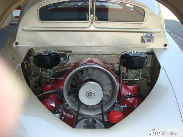 Czy to śmigło samolotu? – Nie, to silnik Tatry T600 Tatraplan z 1951r. W pełni obudowany, chłodzony powietrzem, czterocylindrowy bokser (2,0 l, 52 KM). Każdy fan motoryzacji powinien mieć jego plakat nad łóżkiem 