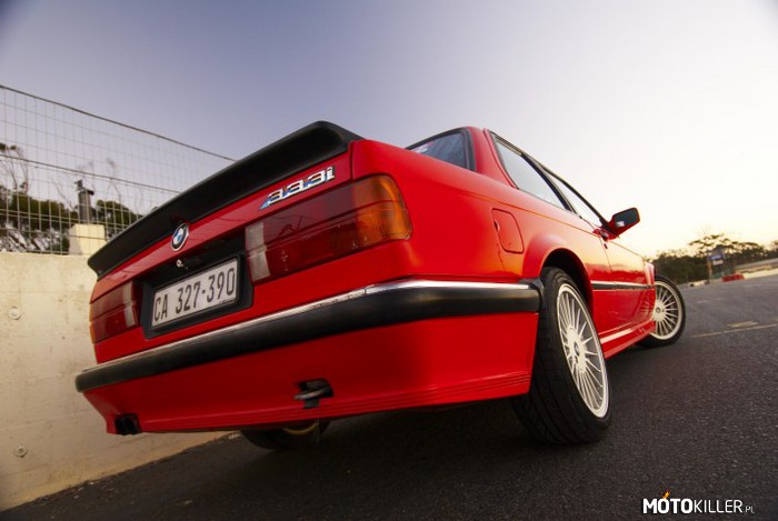 BMW E30 333i – To nie jest fotomontaż! E30 333i to model z silnikiem 3,2 l o mocy ok. 200 KM, przeznaczony tylko na rynek południowoafrykański. W chwili obecnej jest absolutnym rarytasem, ponieważ o ile E30 powstało w łącznej ilości około 2,34 mln sztuk (1982 - 1991), to wersja 333i w liczbie zaledwie niecałych 200 egzemplarzy. Warto dodać, że najczęściej wybieraną wersją E30 była najsłabsza 316/316i (468 000 sztuk), na drugim miejscu uplasował się 320i (380 000 szt.). 