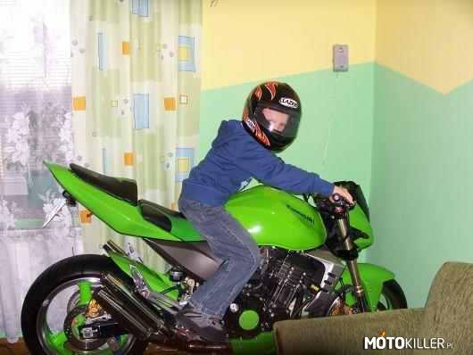 Kawasaki Z1000 wujka, początek mojego hobby – Wystarczyło raz usiaść, a się zakochałem... Motocyklami jeżdżę do dziś dnia. 