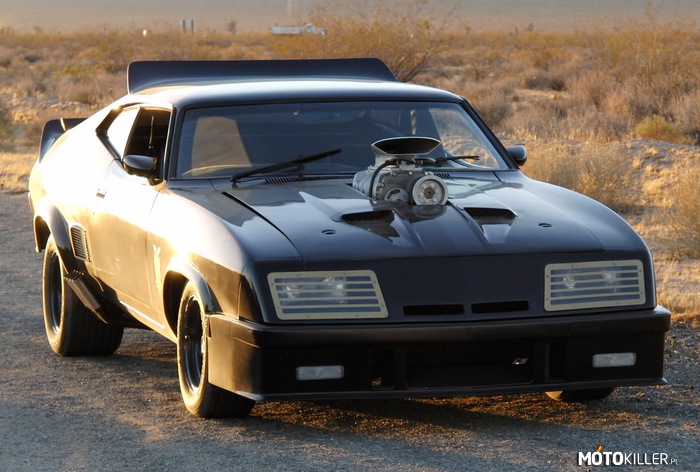 V8 Interceptor – Czyli Ford Falcon XB GT z przerobionym przodem z filmu Mad Max. Przyznać się: komu podobało się, gdy Max włączał sprężarkę guzikiem przy dźwigni zmiany biegów? 