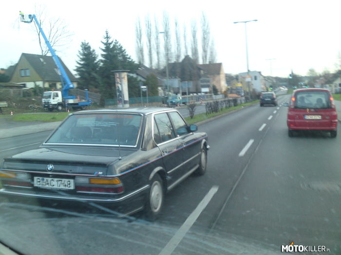 BMW e24 M-Power – Napotkane w Berlinie. Stan kolekcjonerski, jeszcze na starych Niemieckich blachach. Pomruk silnika epicki i nie zapomniany. 