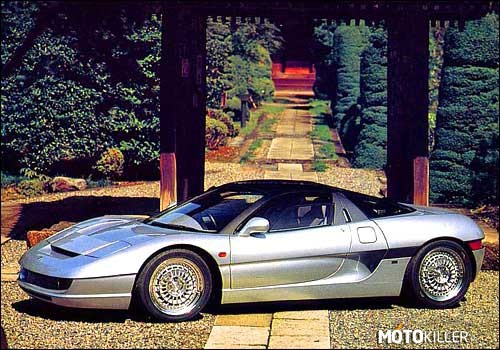 Mało znane/ zapomniane: Gigliato Aerosa – W 1993 roku japońskie studio stylistyczne Gigliato Design, założone sześć lat wcześniej przez Nobuo Nakamurę, pokazało swój drugi prototyp. Niespełna dwa lata potem podjęto zaawansowane prace nad modyfikacją samochodu i wprowadzeniu go do produkcji. Sportowy pojazd opracowano we współpracy z włoskim Lamborghini, którego inżynierowie odpowiedzialni byli za wszelkie kwestie techniczne, budowę i finalne dopracowanie modelu (wszystko uregulowane pisemną umową). Gotowe auto miało swoją premierę na salonie samochodowym w Genewie w 1997 roku. Nazwano je imieniem lekkim jak piórko - Aerosa.

Przód i profil auta stylistycznie nawiązywał do włoskich, sportowych aut tamtego okresu - grill i chowane światła od razu przywodzą na myśl Ferrari F355 oraz De Tomaso Guarę. Masywny tył nie wywoływał już żadnych skojarzeń - oryginalnie stylizowany zwraca uwagę przede wszystkim czterema końcówkami układu wydechowego oraz potężnym wylotem powietrza pociętym w kratkę. W wersji gotowej do produkcji cały przód znacznie przemodelowano, odkrywając reflektory, zmieniając kształt grilla i zderzaka a także dodając niewielkie spoilery po bokach. Z tyłu pas świateł zawijający się aż do nadkoli zastąpiono rzędem czterech okrągłych lamp a dwie rury wydechowe z każdej strony zamieniono w jedną o znacznie większej średnicy.

Do napędu Aerosy użyto silnik prosto z amerykańskiego Forda Mustanga. Jednostka V8 umieszczona centralnie napędzała poprzez 5-stopniową, ręczną przekładnię tylną oś. Silnik rozwijał moc 309 koni mechanicznych, choć niektóre źródła mówią też o 330, oraz maksymalny moment obrotowy 407 niutonometrów. Auto ważące tylko 1,3 tony miało osiągać setkę już po 4,9 sekundach, ale rozpędzać się do mało imponujących w tej klasie 261 km/h (F355, z którym miało konkurować osiągało wyniki 4,7 sekundy oraz 295 km/h).

Produkcja auta miała ruszyć w 1998 roku w fabryce Lamborghini. Samochód miał brać udział w wyścigach serii GT na całym globie i conajmniej próbować stanowić poważną konkurencję dla McLarenów F1 GTR oraz Porsche 911 GT1. W przypadku gdyby na torze miało pojawić się także wyścigowe Diablo Aerosa miałaby ustępować mu miejsca i nie startować w tym samym wyścigu. W początku 1998 roku zebrano pierwsze zamówienia a dwuosobowe coupe wyceniono na około 65 tysięcy dolarów. Wkrótce termin rozpoczęcia produkcji przesunięto na rok 1999, na którego początku według pierwotnych założeń samochody miały trafić już do klientów. Według nowego planu auto miało być produkowane w Anglii a następnie importowane przez Gigliato Design do Japonii.

Nie wszystko jednak poszło zgodnie z planem i Aerosa pozostała jedynie prototypem, stworzonym prawdopodobnie tylko w jednym egzemplarzu. Słuch o Gigliato Design także wkrótce zaginął... 