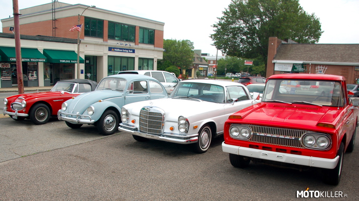 Klasyki – Od lewej - 1964 Austin-Healey 3000 MkIII, 1967 Volkswagen Beetle, 1971 Mercedes Benz 280SE 3.5 coupe i 1966 Toyota Stout. 