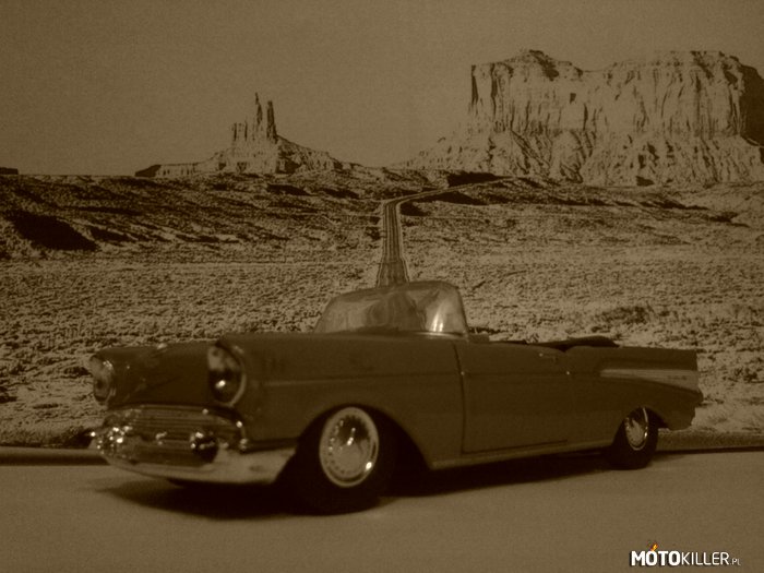 Chevrolet Bel Air 1957 – Obniżony model Chevroleta skala 1:34 w tle znana chyba wszystkim motomaniakom Route 66 