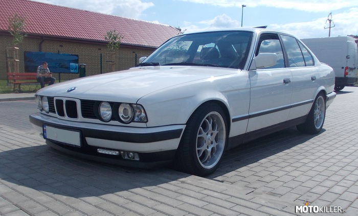 BMW E34 520i 1989r. – Moje poprzednie autko. E34 1989r, silnik 2.0 R6 M20B20 129KM, skrzynia manual. Felgi BORBET 17&quot;, opony 235/45 R17. Ochrzczona przez kolegów &quot;białą damą&quot; 