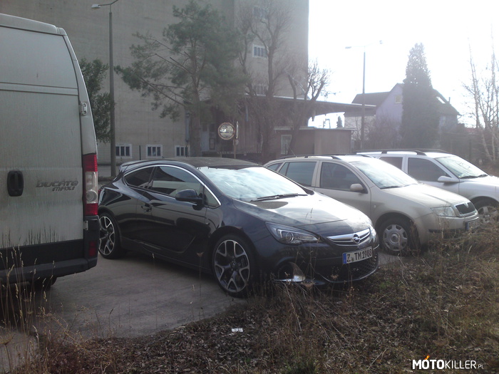 Opel Astra OPC – Niezłe koło i heble. Po lewej moja maszyna. 