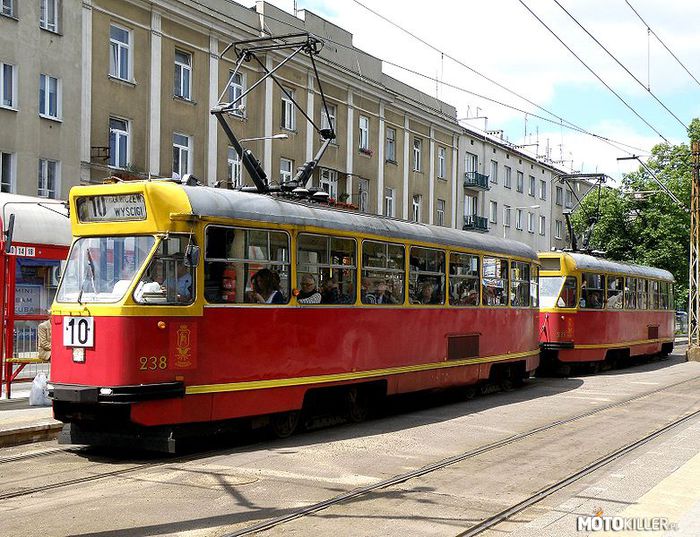 26 marca 1908 na ulice Warszawy wyjechał  pierwszy tramwaj elektryczny – Uznacie że mało związane z motoryzacją. Pamiętajcie jednak, że kiedyś takimi jeździliśmy. Niektórzy nadal takimi jeżdżą. 