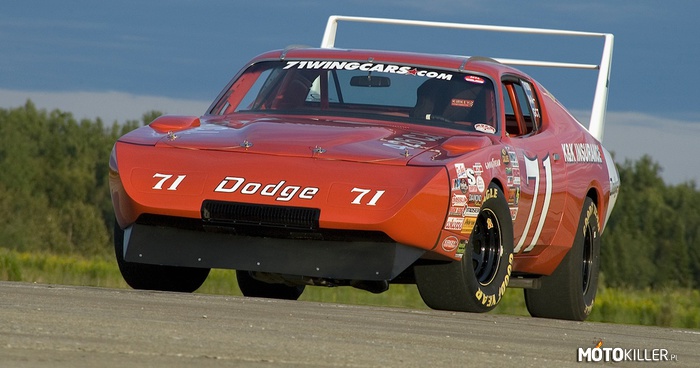 Legenda NASCAR – Dodge Charger Daytona. Najmocniejsza wersja posiadała silnik HEMI 7.0 który osiągał moc 431KM i 665 Nm momentu obrotowego. 