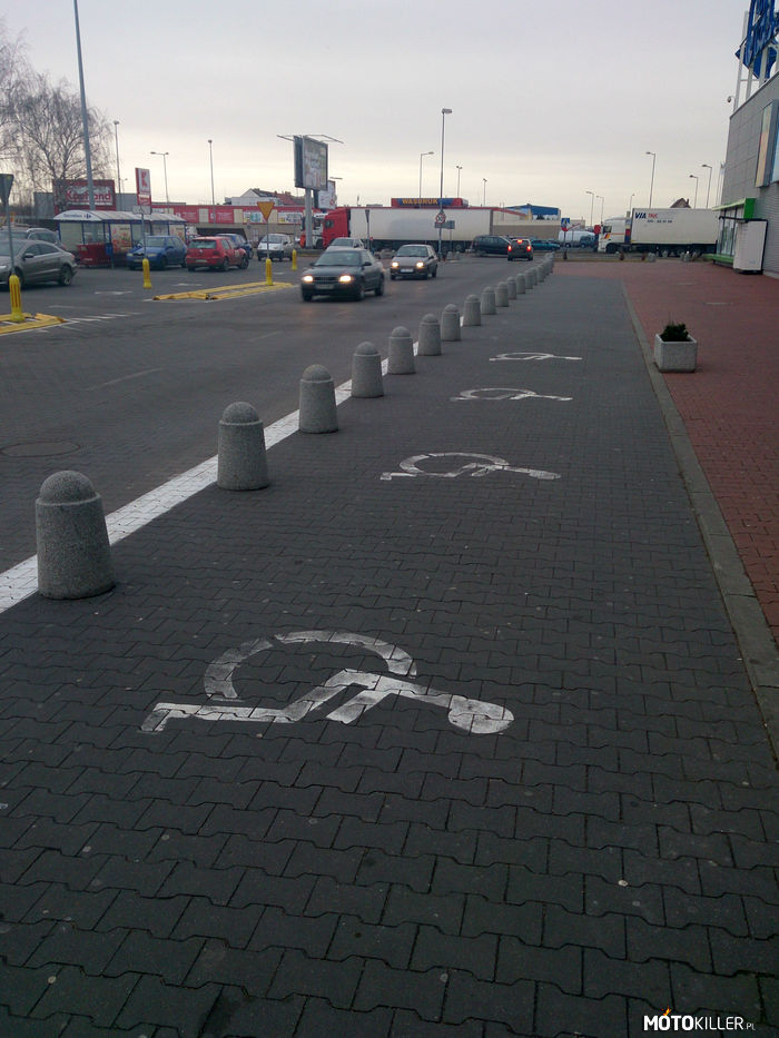 Parking dla inwalidów Szczecin – pomysłowość ludzka nie zna granic..
miejsce chyba tylko na wózek ..ciekaw jestem kto wpadł na taki wspaniały pomysł z tymi słupkami... 