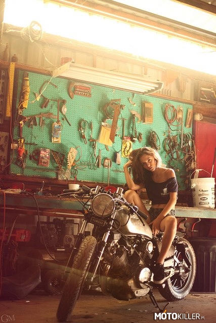 Kobieta   Garaż   Motocykl – trzy słowa 