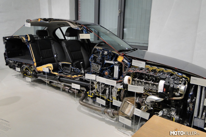 BMW serii 5 przecięte na pół – Zdjęcie zrobiłem w Muzeum Techniki w Berlinie. 