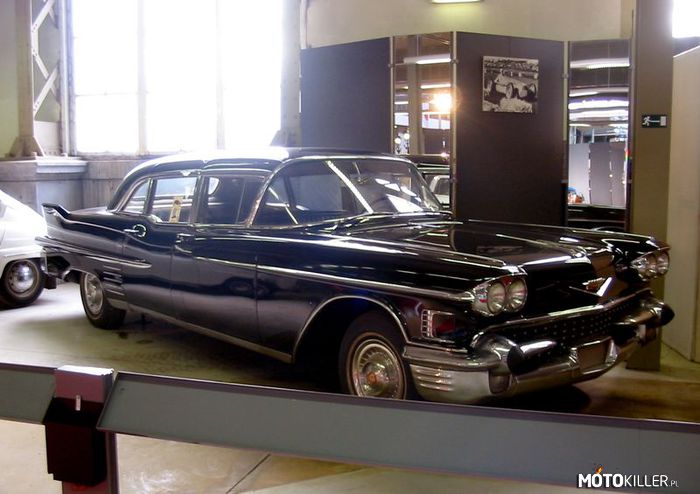 Auta z &quot; 60 sekund &quot; – Auto nr 7. Cadillac El Dorado Brougham  1958r. - Patricia

Pierwszy egzemplarz w wersji Hardtop zjechał z taśmy produkcyjnej w 1957 roku.
Brougham był czterodrzwiową najbardziej ekskluzywną limuzyną w rodzinie Cadillac`ów.
Auto wyposażone było w ogrzewanie, klimatyzacje, radio i zawieszenie pneumatyczne. Poza tym dostępne były: elektrycznie regulowane siedzenia i okna, antena, automatyczne otwieranie pokrywy bagażnika i elektryczne zamki w drzwiach.
Ewenementem był skórzany notes i elektryczny zegarek :)
Tylne drzwi otwierają się pod wiatr.

silnik - V8 6l (5.980 cm³)

Moc maksymalna: 325 KM

Wyprodukowano (najdroższego modelu w ówczesnej ofercie) tylko 704 sztuk.
Cena dwukrotnie wyższa od pozostałych modeli z tego samego roku, oscylowała -/+ w okolicach 16 tyś. dolarów (50 tyś. zł).
Obecnie perfekcyjnie zadbane auta za oceanem kosztują w okolicach 140 tyś dolarów (430 tyś. zł). 