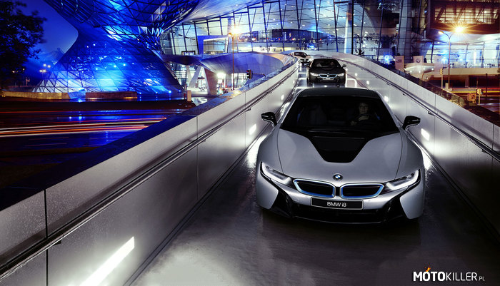 BMW i8 – pierwsze auto ze światłami laserowymi – Światła laserowe wg BMW są aż 30% bardziej energooszczędne od nowoczesnych LED-ów. Nowy rodzaj oświetlenia potrafi dotrzeć na 600 metrów, co jest wynikiem dwukrotnie lepszym od aktualnie stosowanych reflektorów LED. Ponadto światła laserowe zajmują mniej miejsca i ważą połowę tego, co LED-y. Standardowo jednak auto będzie dostępne z reflektorami typu LED. Światła laserowe oferowane są za dopłatą. 