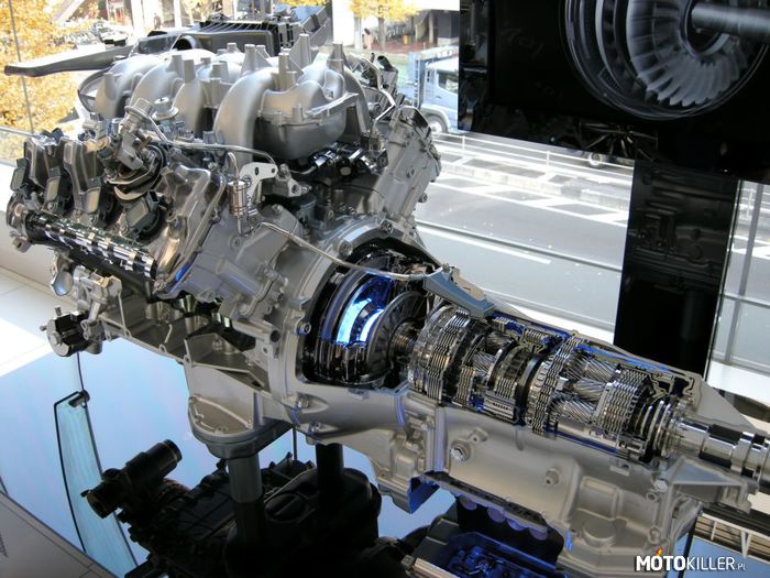 Silnik – Przekrój silnika i skrzyni biegów Lexusa IS F. 