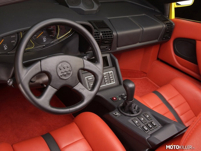 1991 Cizeta Moroder V16T - Ciekawe wnętrza #33 – Jeden z najbardziej szalonych supersamochodów lat 90. Zarówno projekt wnętrza, jak i nadwozia został odkupiony od Lamborghini, jako prototyp modelu Diablo. Jest to jeden z niewielu samochodów z silnikiem V16 (6.0, 540KM). Produkcję zakończono w 1995 roku, aczkolwiek od 2003 podobno można mieć to auto na specjalne zamówienie. 