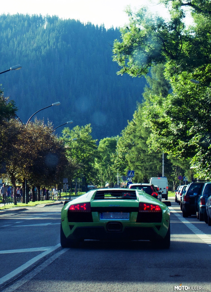 Lamborghini Murcielago – Żeby nie ulica zablokowana przed Lamborghini to w życiu bym nie jechała za tym autem - gdy tylko z przodu zwolniła się droga to malejąca, zielona kropka w oddali pomału znikała, a dźwięk przemijał. 