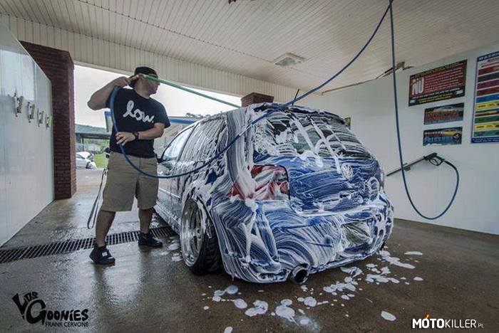 Brazzers – Myjemy samochód. 