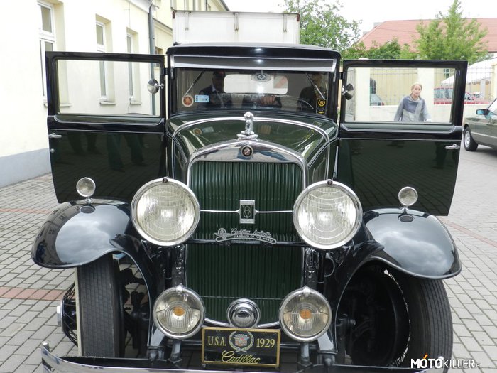 Cadillac – Cadillac z 1929r, można było go zobaczyć pod muzeum w Kutnie. 