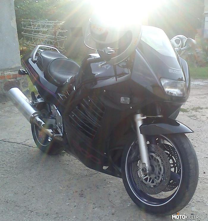 Moja Suzuki Rf 900 – Motocykl z lat 90-tych zapomniany w biegu motoryzacji.
Super motocykl. 