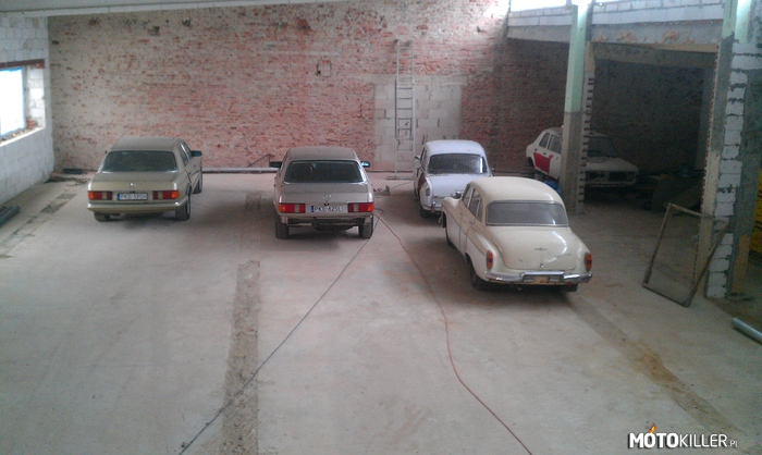 Dostaną 2 życie – Obok w garażu już odnowiona Syrenka i Fiat 125p, jednak nie dałem rady sfotografować. 
