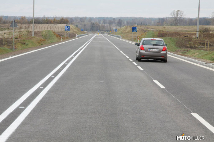 W Polsce powstanie więcej dróg z trzema pasami ruchu – Jezdnie typu 2+1 zapewniają łatwe wyprzedzanie i są znacznie bezpieczniejsze. Ponadto będą bezpłatne dla kierowców i mogą powstawać niższym kosztem, przez przekształcanie istniejących już dróg typu 1+1. A takich odcinków gotowych do przeróbki jest w Polsce aż 3000 km.

Pomysł nie jest nasz, a pochodzi ze Szwecji. Został tam wprowadzony w 2000 roku. Obecnie drogi typu 2+1 maja w tym kraju już niemal 2000 km długości. Ponadto pomysł Szwedów jest już teraz kopiowany przez Niemców, Holendrów i Irlandczyków.

Zmiana kierunku pasa środkowego będzie miała miejsce co ok. 2 km. Umożliwi to wygodne wyprzedzanie w obu kierunkach wolniej jadących samochodów. GDDKiA dodaje, że plany budowy dróg w układzie 2+1 w żaden sposób nie wpłyną na obecnie już przyjęte plany budowy autostrad i dróg ekspresowych. 
