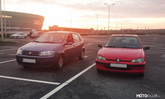 Punto II FL & Peugeot 106 – Może petardy to nie są, ale własne ; )
Po lewej moje Punto II FL, po prawej Peugeot 106 przyjaciela.
Zdjęcie zostało zrobione przy stadionie we Wrocławiu. 