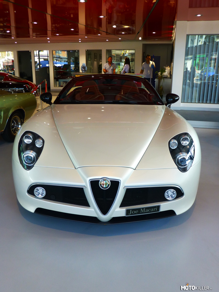 Ala Romeo 4C – Zaszedłem do Londyńskiego salonu z samochodami używanymi oraz nowymi. Zobaczyłem takie cudeńka. 