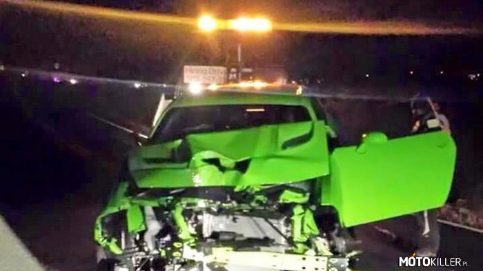 Nowy Dodge Chellenger SRT hellcat rozbity – Pewien 34-letni mężczyzna spełnił swoje motoryzacyjne marzenie i zakupił nowiutki model w kolorze zielonym. Pech chciał, że zaledwie godzinę po opuszczeniu salonu nowiutkim Challengerem miał wypadek. Stracił panowanie nad pojazdem i uderzył w drzewo. Zdarzenie miało miejsce w pobliżu Brighton w stanie Kolorado. 