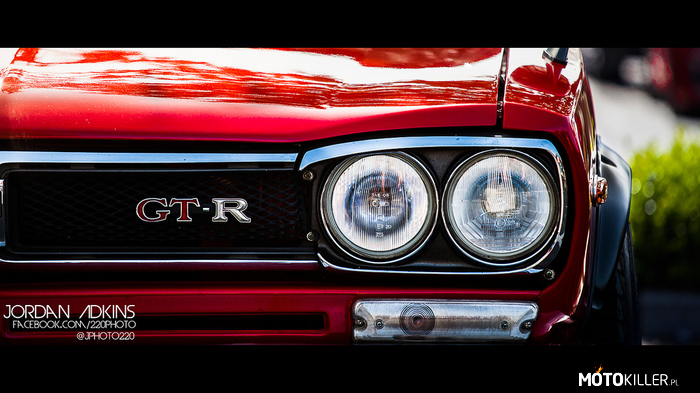 Czerwony Hakosuka – Pierwszy, kultowy Nissan Skyline GT-R, z lat 60. Pod maską 6-cylindrowy silnik o oznaczeniu S20, znany z wyścigowych pojazdów Nissana z lat 60. 