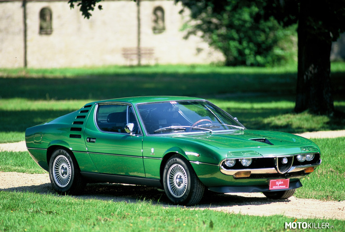 Alfa Romeo Montreal – Piękne auto lat 70. 
Silnik V8 o pojemności 2.6l, wytwarzający 200 KM. 