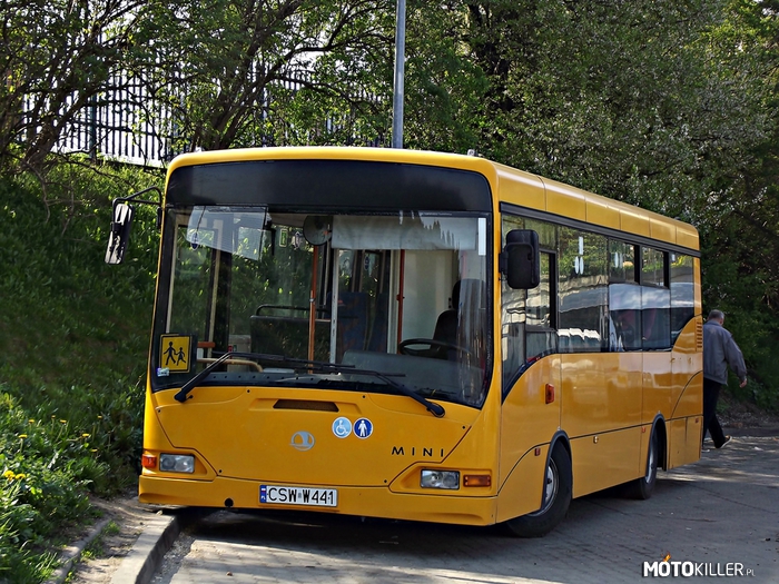 Autosan A613 MN – Prototyp polskiego autobusu miejskiego. Jeden z trzech istniejących. Jak to zwykle bywa z prototypami - nikt nie jest nimi zainteresowany i guzik wszystkich obchodzi, że to prototyp. Podejrzewam, że skończy tak jak duża część polskich prototypów - na złomie. Wszyscy o nim zapomną na jakieś 30-40 lat, a potem się obudzą, że fajnie by było gdyby stał w muzeum. Fakt faktem, jest jeszcze dla niego nadzieja, ale według mnie nie pojeździ dłużej niż 5-10 lat. Po tym czasie pójdzie po prostu na żyletki i niestety będziemy się golić kolejnym polskim prototypem.
Dodatkowo dodam, że autobus od roku 2004 jest w ciągłej służbie. 
