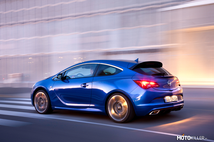 Opel Astra OPC – Posiada benzynowy dwulitrowy silnik o mocy 280 KM, a pierwszą setkę osiąga w 6 sekund. Prędkość maksymalna jest ograniczona elektroniczne do 250 km/h. 