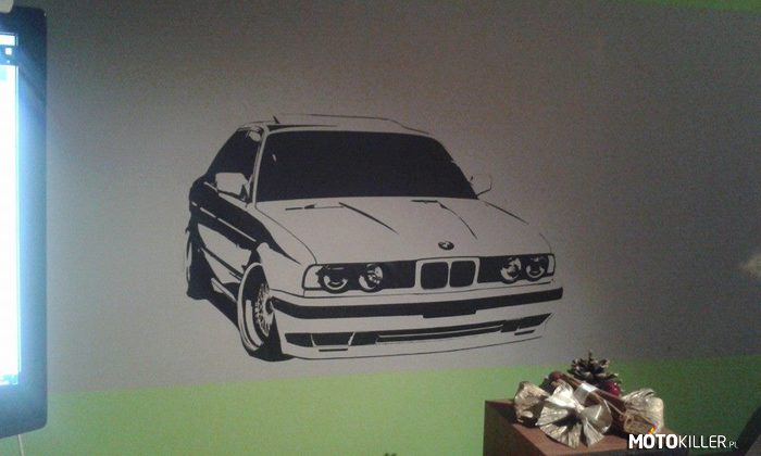 BMW E34 – Kolejna naklejka zawisła na ścianie. Tym razem BMW. 