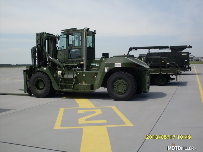 HELI CPCD250 – Takie o to maszyny pracują w polskim wojsku.
Zdjęcie wykonane na lotnisku 33 Bazy Lotnictwa Transportowego w Powidzu.
Udźwig do 25 ton.
Maszyna wyposażona w silnik wysokoprężny VOLVO. 