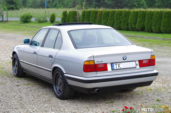 BMW 5 E34 – M50B20 bez vanosa, bez klimatyzacji podstawowa lekka czysta wersja. Przebieg oryginalny potwierdzony trochę ponad 210 tys. km. 