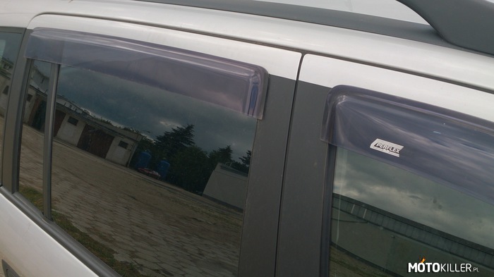 Jak nie powinno się montować owiewek – Opel Zafira, zdjęcie zrobione na parkingu.
Zapomniał włożyć pod uszczelki, przyklejone na silikon uniwersalny. 